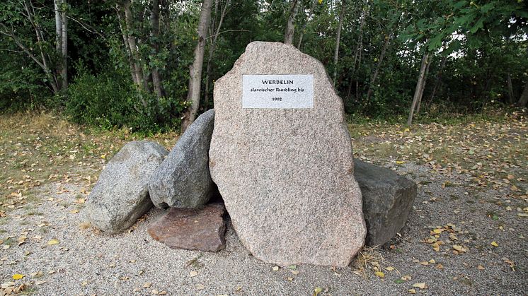 Gedenkstein für das ehemalige Dorf Werbelin, das 1992 dem Braunkohletagebau weichen musste