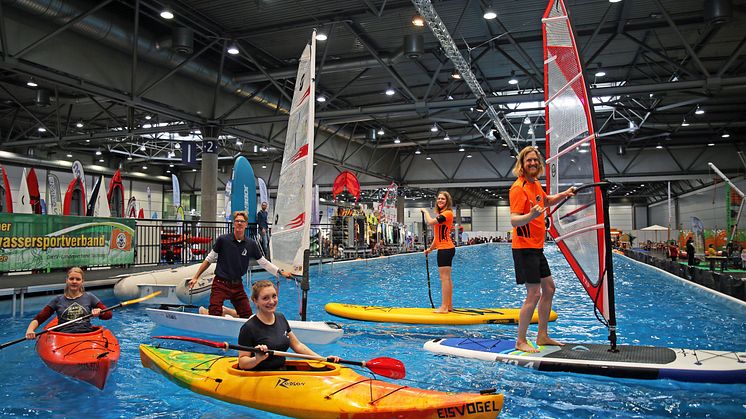 Ena Prorrmann, Oliver Ochse, Lena Gravenhorst, Lara-Sophie Riggert und Rasmus Angenendt (v.l.) präsentieren zahlreiche Wassersportarten auf der Beach and Boat Messe Leipzig