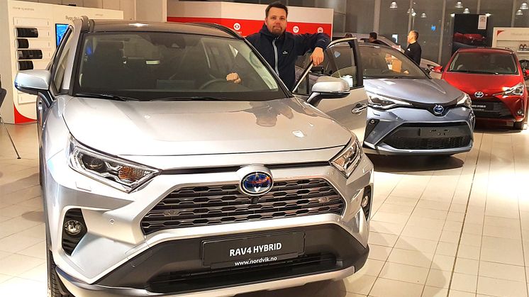 Toyotas hybridbiler er svært ettertraktede i markedet, sier Karl-Einar Rengård, bilselger hos Nordvik Toyota Bodø. Foto: Nordvik AS.