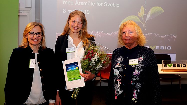 Elin Ledskog från Againity, (mitten) har tilldelats Jan häckners bioenergipris 2019 tillsammans med David Frykerås. Priset överlämnades av Cecilia Häckner (till höger), dotter till Jan Häckner och Karin Medin (till vänster), ordförande i  Svebio.