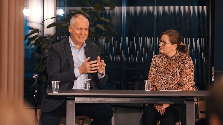 Thorfinn Hansen, CEO i Simployer i dialog med HR direktør Vibeke Reiling i Fürst. Foto: Oda Hveem/Ferd