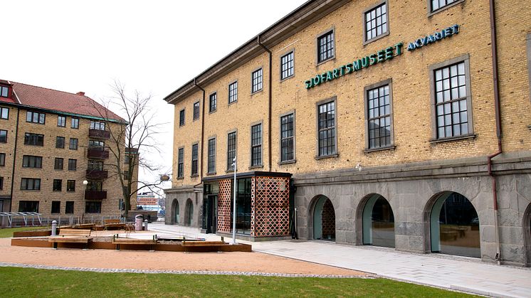 Nästan som förr. Sjöfartsmuseet har fått ny entré mot parken och under den ligger det nya akvariet insprängt i berget. Gamla igenmurade valv har öppnats före att släppa in ljus i den stora entréhallen, som tidigare rymde akvariet. Bild: Hans Ekestang
