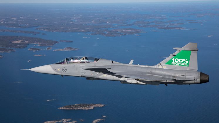 I mars 2017 genomförde en Gripen C/D med RM12-motor en lyckad flygning med 100% förnybart bränsle. Foto: Saab AB