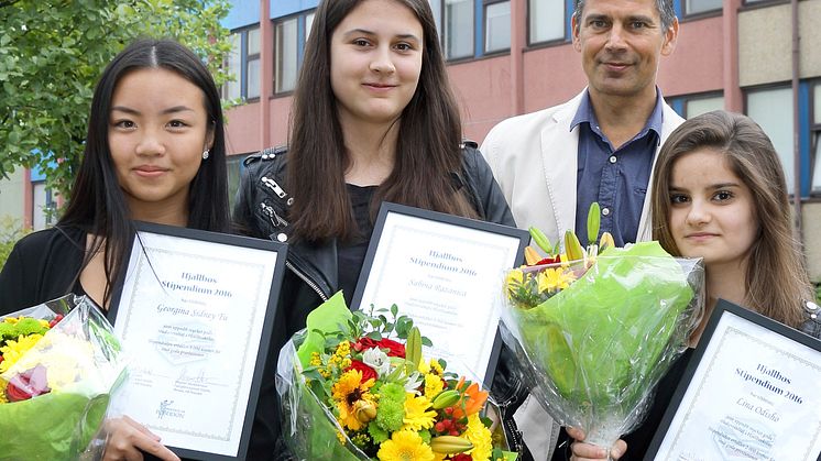 Georgina, Sabina och Lina på Hjällboskolan tog emot stipendium för väl utfört skolarbete av Poseidons distriktschef Svante Lahti 