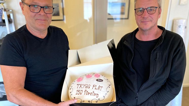 Husby takplåtslageri i Eskilstuna blev nyligen det 150:e företaget som blev auktoriserade enligt Trygg plåt. Micke Johansson och Lars Lundgren, hyllades med gratulationer och en tårta.