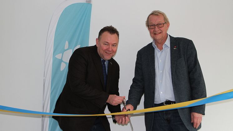 Eidars vd Urban Blom klipper invigningsbandet tillsammans med kommunstyrelsens ordförande Paul Åkerlund. 