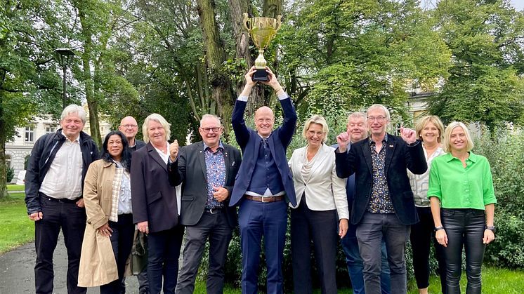 Gert Jonsson, Johan Thorsell, Annika Hedvall och Kenth Williamsson från Vaggeryds kommun är stolta att få lyfta bucklan för bästa företagsklimatet i Jönköpings län.