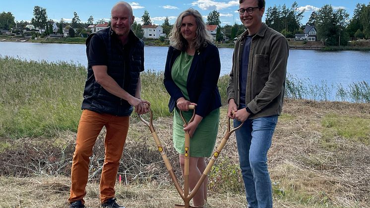 Henrik Lander, (C), ordförande i teknik- och fastighetsförvaltningen, Monika Bubholz, (MP), kommunalråd och Alexander Torin, (M), kommunalråd tar första spadtaget för den nya gång- och cykelbron.