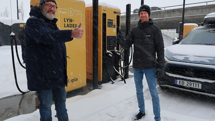 Joar Brunes (CEO i Kople) og Frederic Hauge (Stifter av Bellona) møttes på et av Koples ladesteder fredag. Begge er fornøyde med at Bellonas ladenettverk eRoute71 videreføres som en del av Koples ladenettverk. 