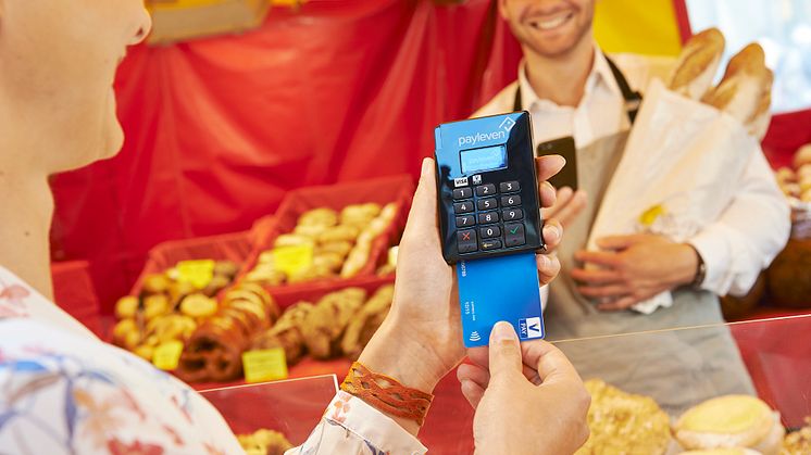 Bezahlen am Marktstand mit V PAY Karte an mPOS-Terminal von payleven