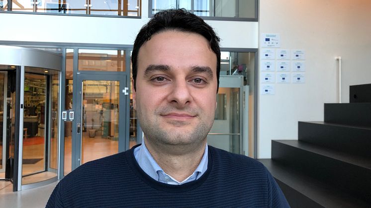 Ali Abadi har utvecklat en modell som simulerar metall- och värmeöverföring vid additiv tillverkning med titantråd. Modellen gör det enklare att få kontroll över tillverkningsprocessen, Foto: Högskolan Väst.