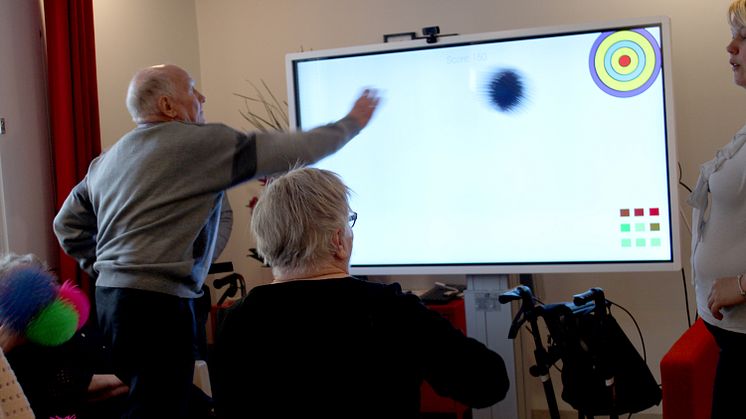 På en touchskärm visades ett dataspel som styrs genom att spelaren rör sig på olika sätt på en stol utrustad med sensorer. Ett av momenten handlar om att på tid kasta bollar mot olika mål på skärmen, något som väckte stor entusiasm.