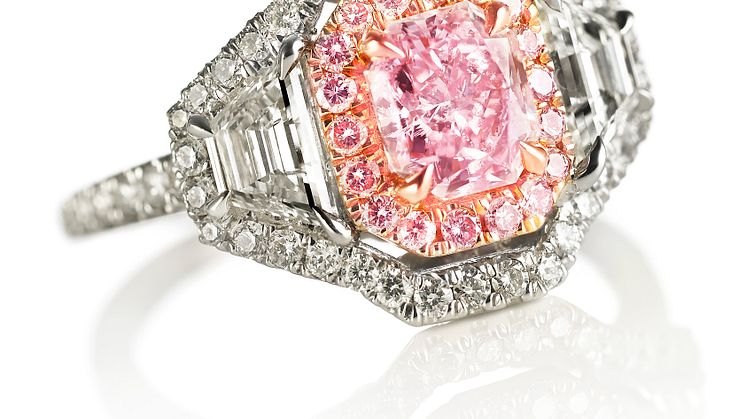 An important diamond ring set with a natural fancy pink diamond weighing app. 1.05 ct. and fancy pink and white diamonds, mounted in 18k pink and white gold. Estimate: € 67,000-80,500 (DKK 500,000-600,000)