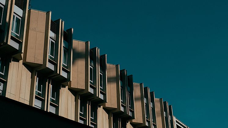 modern-byggnad-blaa-himmel.jpg