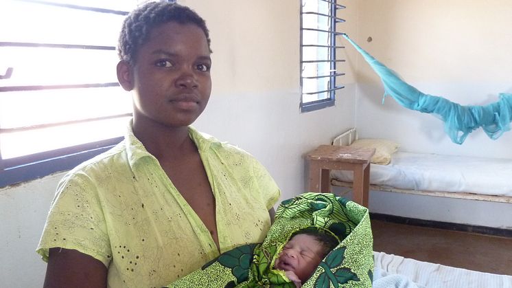 Mamma och nyfött barn, Malawi. Sedan 2002 har 250 000 kvinnor använt sig av epicenterklinikernas tjänster under graviditeten.