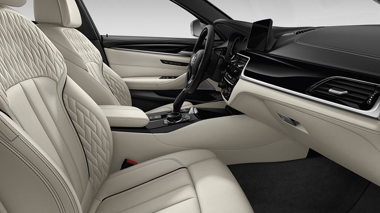 BMW 5-serie, BMW Individual full fine-grain Merino-skinn i Smoke White/Black 