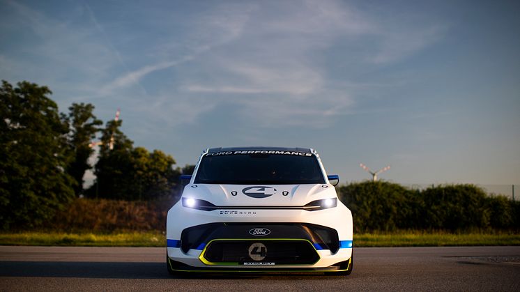 Ford Pro Electric SuperVan 2022 (40)