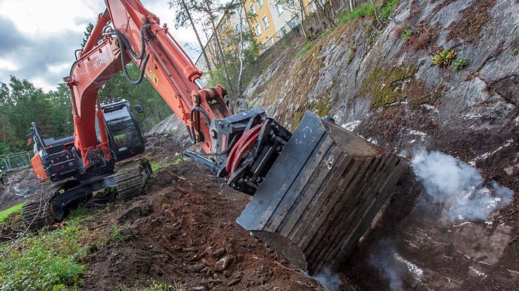 Hitachi ZX300LC-6 i arbetet med bergavtäckning utanför Stockholm. Foto Mats Thorner.