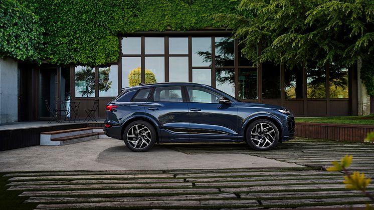 Audi Q6 e-tron quattro (Plasmablå metallak)