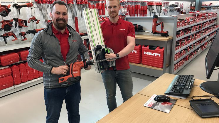 Jan Åge Kristiansen (t.v.) og Esben Nilsen viser stolt frem den nye butikken i Harstad og hvert sitt produkt fra henholdsvis Hilti og Festool.