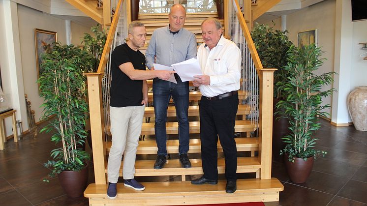 Anders Solberg, Ove Nilsson och Jan Persson läser den nyanlända domen från Attunda tingsrätt.