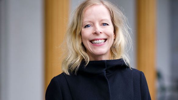 – Det er alltid noen få, ofte populære jenter, som tar initiativ til utestenging gjennom baksnakking, ryktespredning og avvisning ved hjelp av kroppsspråk og ord, sier Anne Wisløff som står bak både boken og TV-serien Lik Meg. Foto: Stine Temte/NRK