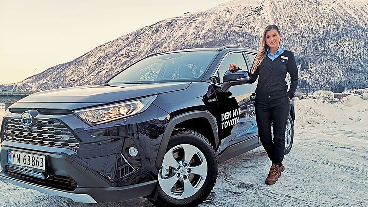 ​Narvik: Bilselger Nina Richardsen hos Nordvik er klar for lansering av nye RAV4 Hybrid.