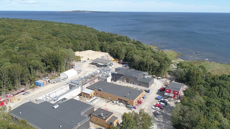 Nya Nogersunds reningsverk i Sölvesborg kommer bland annat att innebära en miljöinsats för Hanöbukten. De gula byggnaderna i mitten är det gamla reningsverket som ska rivas och ersättas av en andra linje. Foto: Skyphoto i Åhus