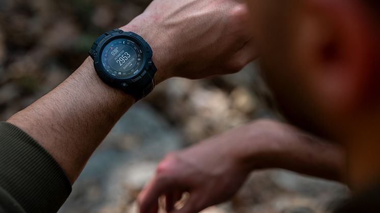 Garmin Instinct 3 Tactical_Lifestyle_2.jpg