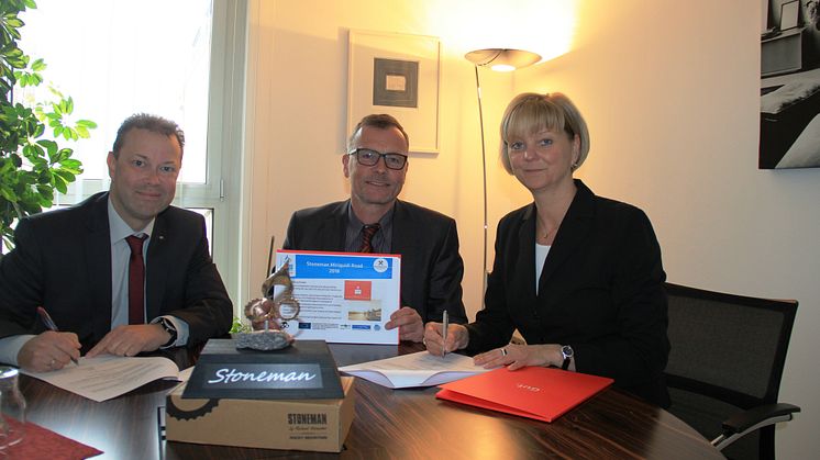 Foto (v.l.n.r.): André Leonhardt (Bereichsleiter Vorstandsstab Erzgebirgssparkasse) , Jens Römling (Bereich Vorstandsstab Erzgebirgssparkasse), Veronika Hiebl ( Geschäftsführerin Tourismusverband Erzgebirge e.V.) 
