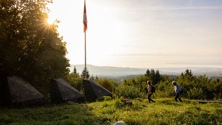 Wanderer in Nyon, Waadtland (c) Schweiz Tourismus, Dominik Baur