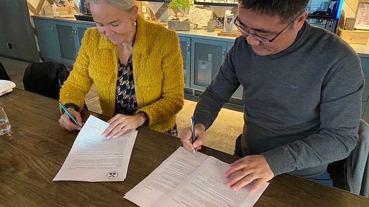 Svenska Bordtennisförbundets ordförande Petra Sörling tillsammans med Karuu AB:s styrelseordförande Simon Zhu. Foto: SBTF