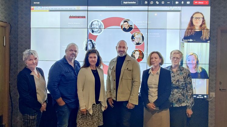 Från vänster i styrgruppen: Pia-Maria Johansson, Tom Rymoen, Marita Simson, Mikael Swall, Solveig Oscarsson och Ulla Bergström tillsammans med representanter från White.
