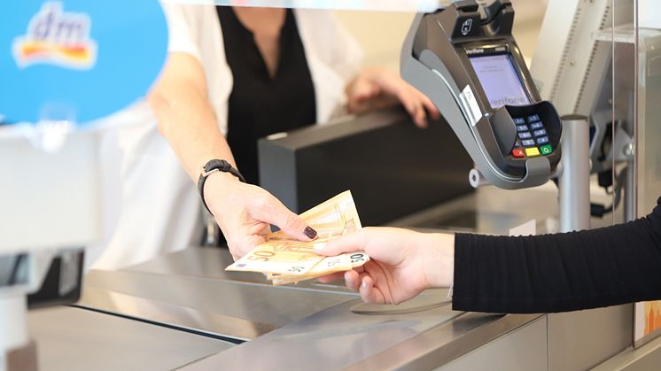 Jetzt auch mit Visa kostenlos Bargeld abheben bei dm