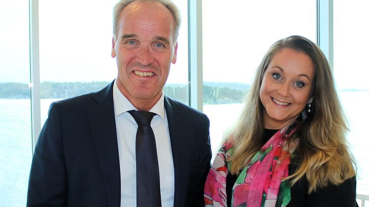 Bild: Regionråd, Stefan Svensson (Kd) och ordförande i Svenska Osteopatförbundet, Emmelie Hansen. 