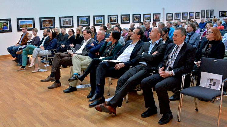Blick in das Publikum der Midissage am 28. April 2016