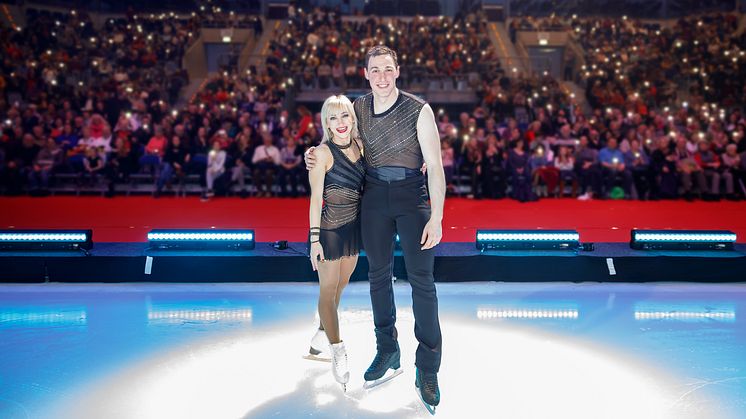 Aljona Savchenko und Bruno Massot mit dem Publikum von HOLIDAY ON ICE