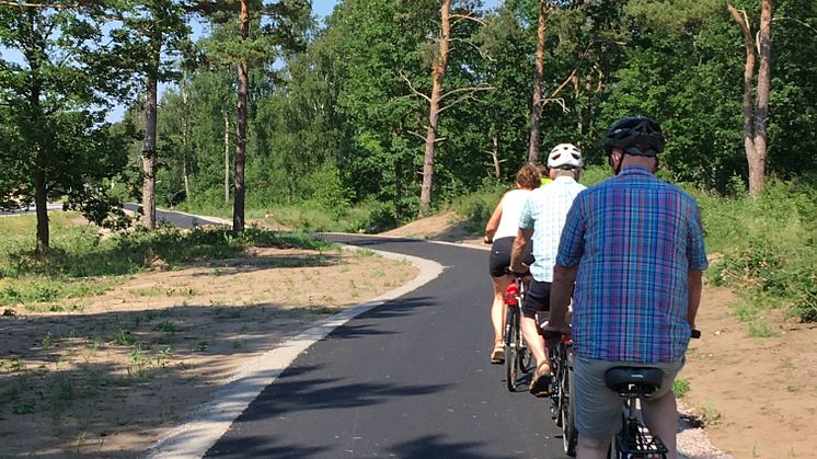 Nybyggd cykelväg juni 2018 genom Steninge, upp till Stensjö. Foto: Jan Törnell
