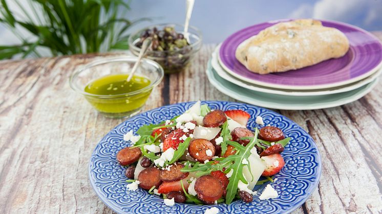 Sommarsallad med kryddig baconkorv