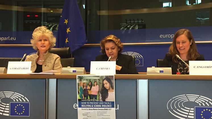 Friends tf generalsekreterare Carolina Engström (till höger) talar i Europaparlamentet.