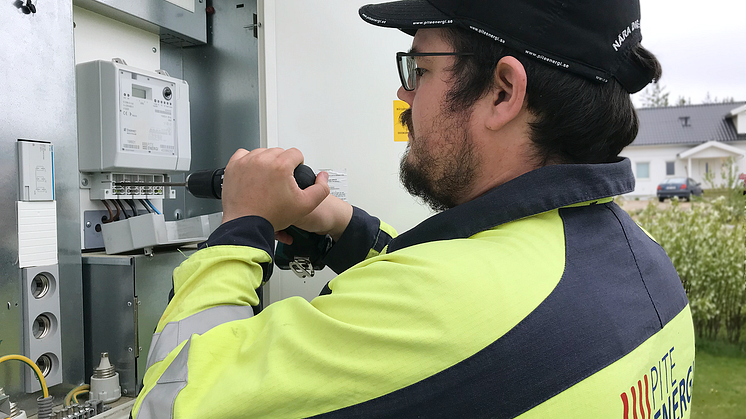 Rasmus Lundberg montör på PiteEnergi, arbetar med mätarbyten.