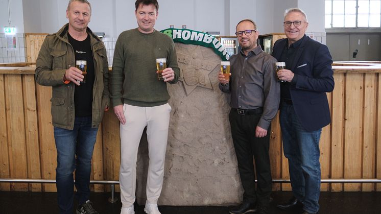 Hans Gassert (links), Rafael Kowollik (2.v. rechts) und Hans-Joachim Burgardt (rechts)  vom FC 08 Homburg stoßen mit Daniel Steis (Karlsberg) auf die Verlängerung der Kooperation an. Foto: Stephan Bonaventura.