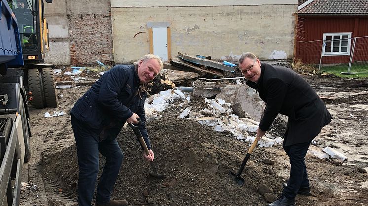 Fastighetsägaren Lennart Karlsson och kontorschefen Berry Andersson tar första spadtaget till Bergslagens Sparbanks nya kontor i Nora.