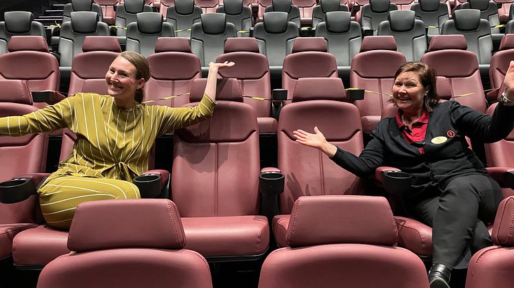 Centrumledare Alexandra Werder Hallonkvist och biografchef Ann Rönnberg Vesterlund är glada att återigen kunna erbjuda besökarna en bioupplevelse.