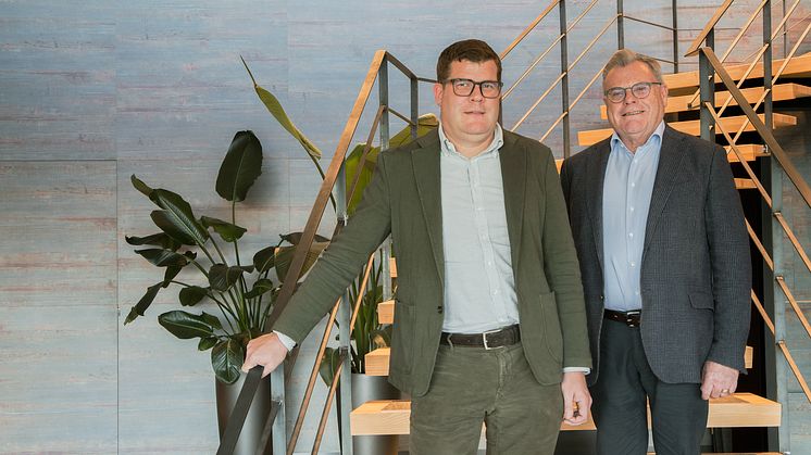 Jacob Nilsson, VD och koncernchef på Axjo Group, tillsammans med Stefan Jonsson, styrelseordförande i Axjo Group 