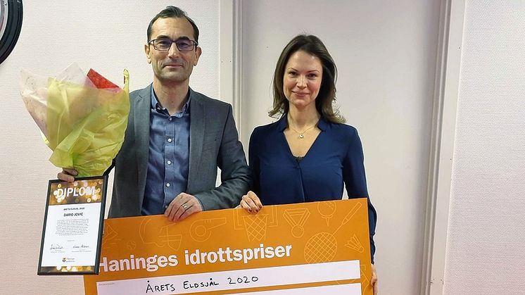 Dario Jovic från Taekwondo klubb Viking tar emot priset för Årets eldsjäl av Nicole Forslund (L), ordförande i idrott- och fritidsnämnden. Foto: Haninge kommun