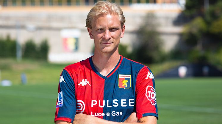 – Jeg spiller med nummer to på drakta for togradersmålet som FN har satt. Vi er nødt til å stanse den globale oppvarmingen, sier Morten Thorsby, grunnlegger av We Play Green og fotballspiller på italienske Genoa CFC. Foto: Telia Norge