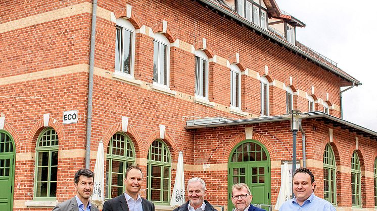 Über das fertige Quartierskonzept für das Albgut freuen sich (von links): Stefan Straub (Erdgas Südwest), Achim Lotter (Erdgas Südwest), Franz Tress (Albgut), Münsingens Bürgermeister Mike Münzing und Tobias Kemmler (KlimaschutzAgentur)