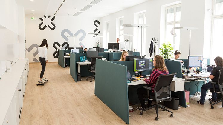 Eine Büroumgebung, die dynamisches Sitzen sowie regelmäßige Haltungswechsel zwischen Sitzen, Stehen und Gehen unterstützt, leistet einen wichtigen Beitrag zur Rückengesundheit der Mitarbeiter.