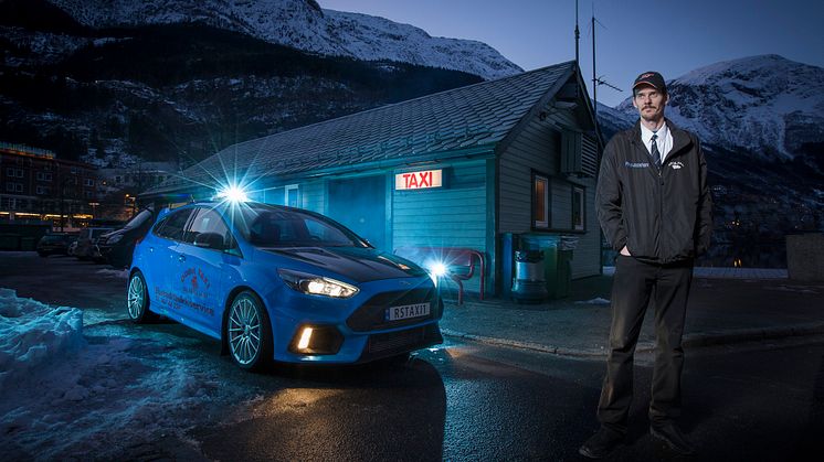 DET BLÅ LYNET: Her står Evald Jåstad fra Odda utenfor taxistasjonen med verdens eneste Ford Focus RS taxi.